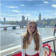 Profesora de refuerzo en inglés con el FCE desde los 14 y ahora acabando bachillerato. 
Puedo dar clase a primaria, ESO, bachiller